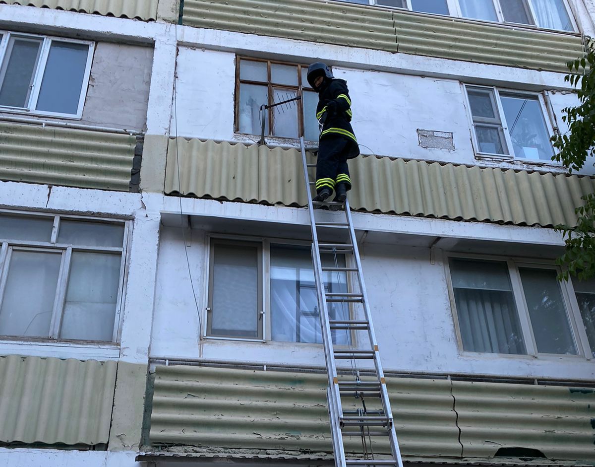 В Мунайлинском районе 3 маленьких ребенка остались в запертой квартире -  новости Мангистау и Актау